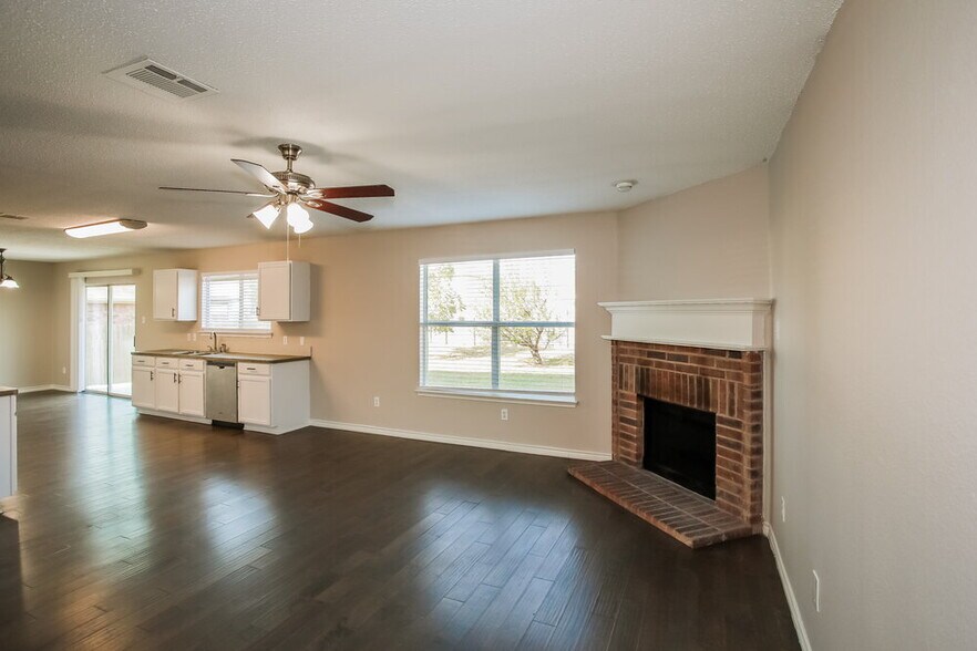Building Photo - 307 Saddlebrook Dr