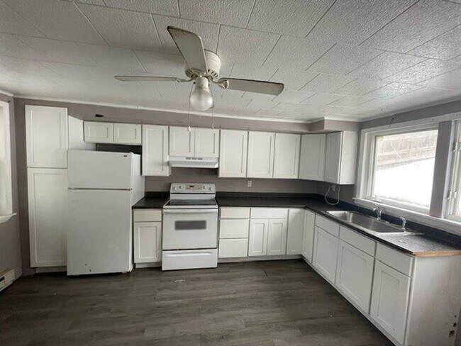 Building Photo - 3 bedroom 1 bathroom