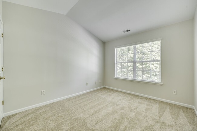 Building Photo - Beautiful 2 Bed 2.5 bath townhome in Benni...