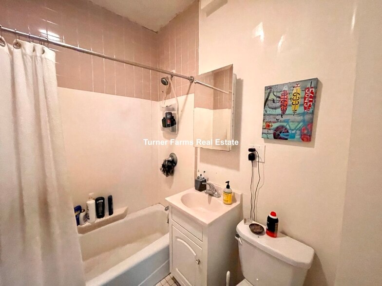 Building Photo - 68 Winchester St