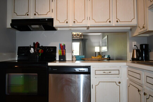 Building Photo - 2721 Garden Dr N