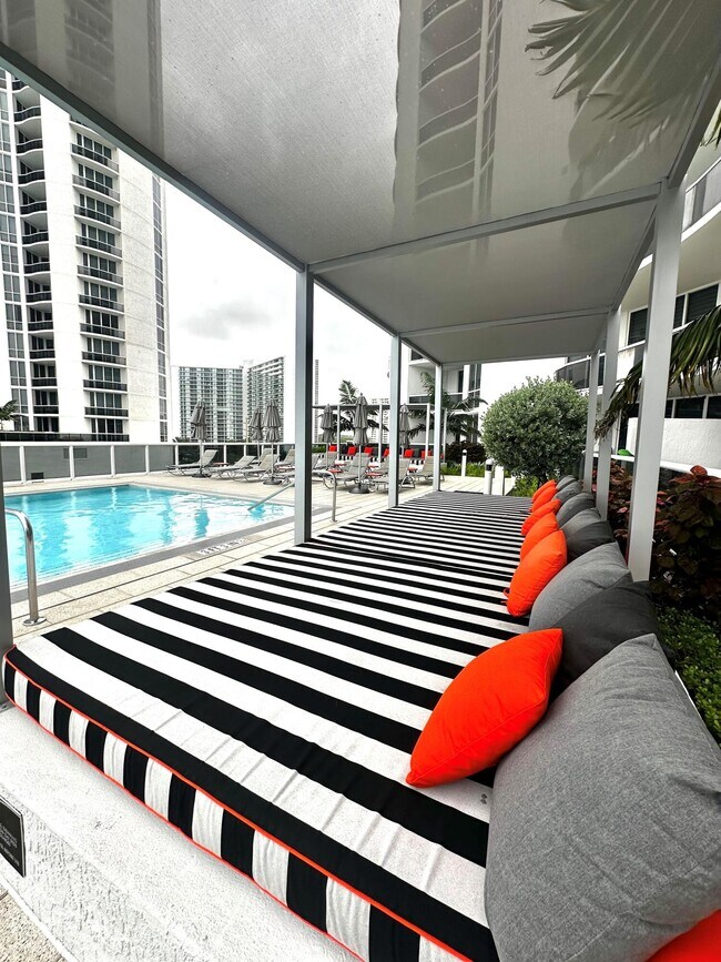 Building Photo - 15901 Collins Ave