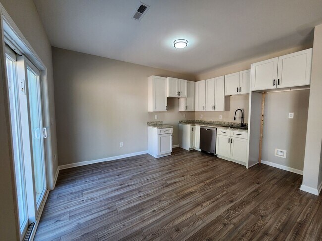 Building Photo - Lillie B Townhomes