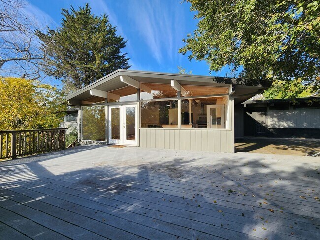 Building Photo - 2015 Cummings Dr