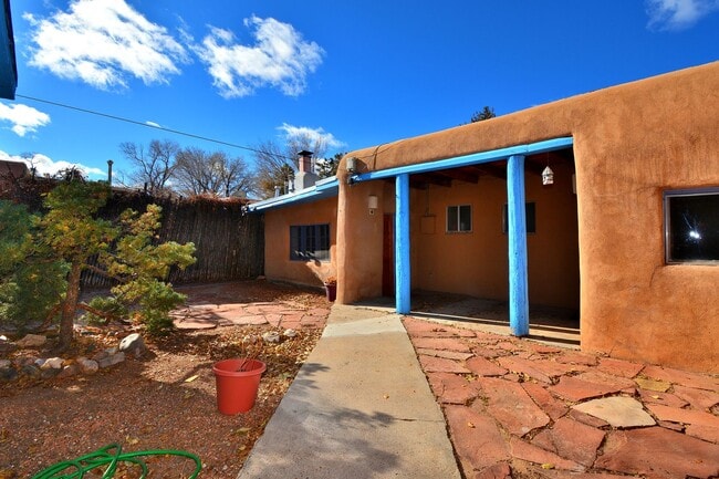 Building Photo - 142 Duran St