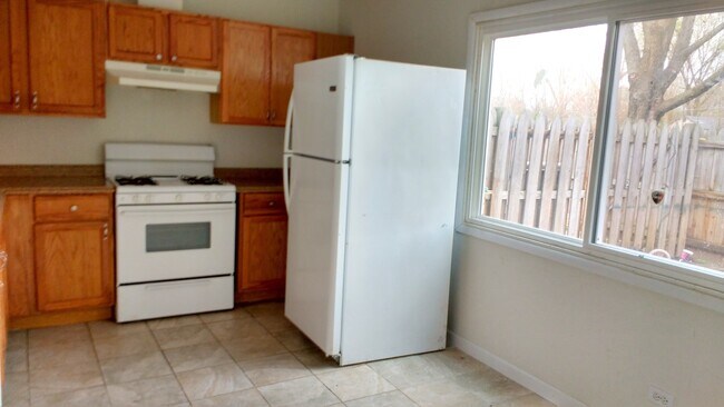 Building Photo - Cozy Townhome Available right away for living!!