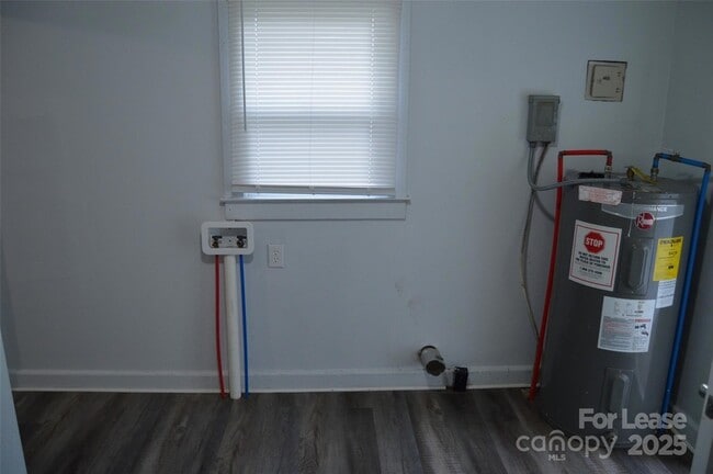 Building Photo - 511 S Elm St