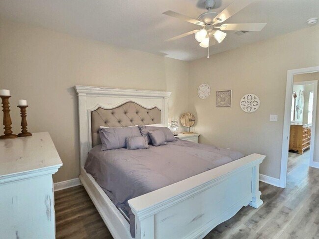 Building Photo - Fully furnished 2-bedroom house on the bayou!
