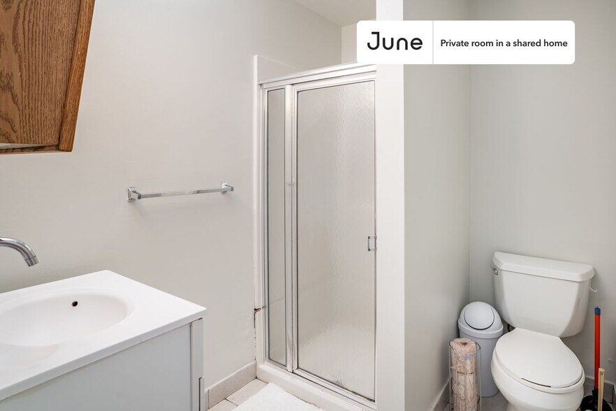 Building Photo - Room in Shared 4 bed/2 bath home in Brookline