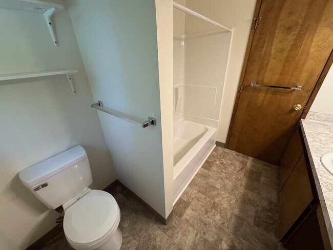 Building Photo - 2-Bedroom, Townhome Close to Transportation