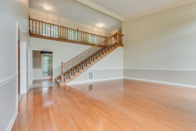 Building Photo - Experience lakefront living at its finest in the heart of East TN