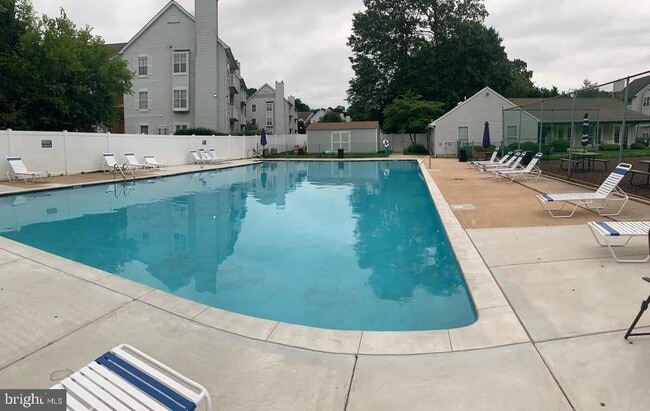 Building Photo - 102 STONEHURST Ct