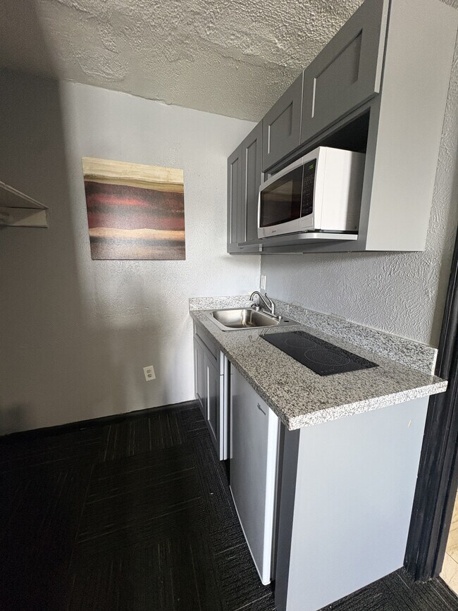 Building Photo - 711 Pasadena Fwy