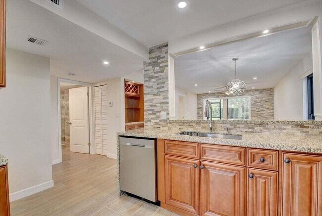 Building Photo - 400 Club Cir