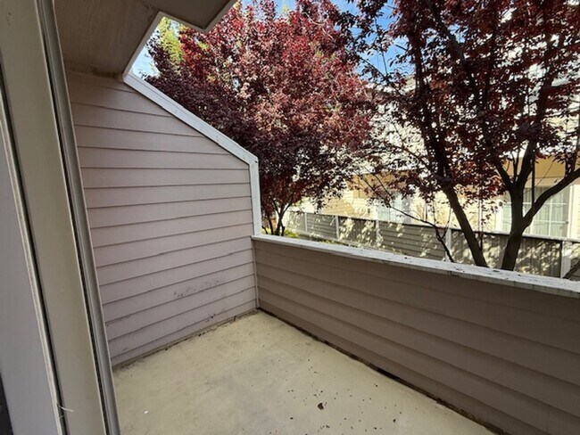 Building Photo - BACK ON MARKET: 2-Bedroom Martinez Townhom...