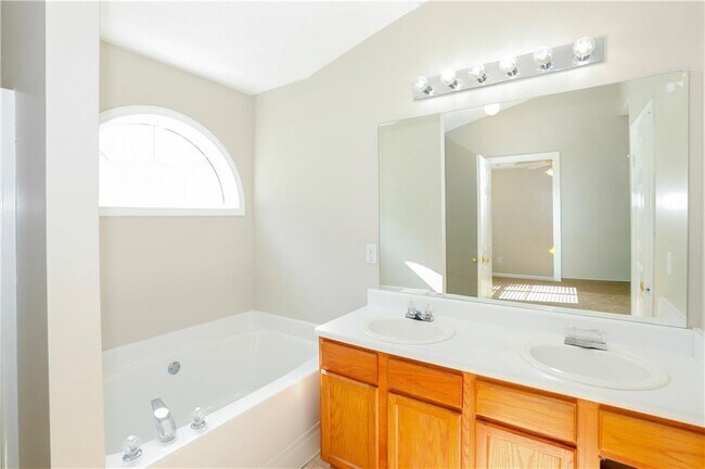 Building Photo - 3912 Old Ivy Ct