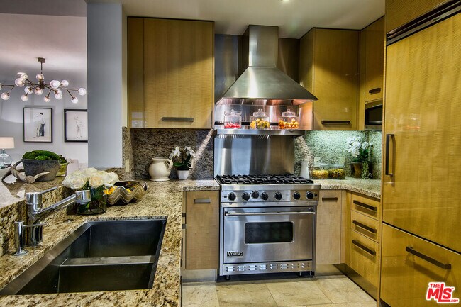 Building Photo - 447 N Doheny Dr