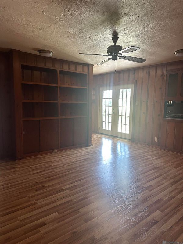Building Photo - 9161 Meadowood St