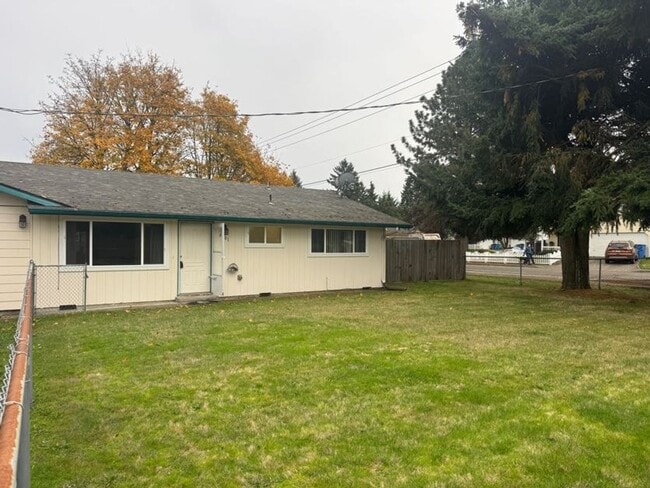 Building Photo - Large 2 bedroom duplex