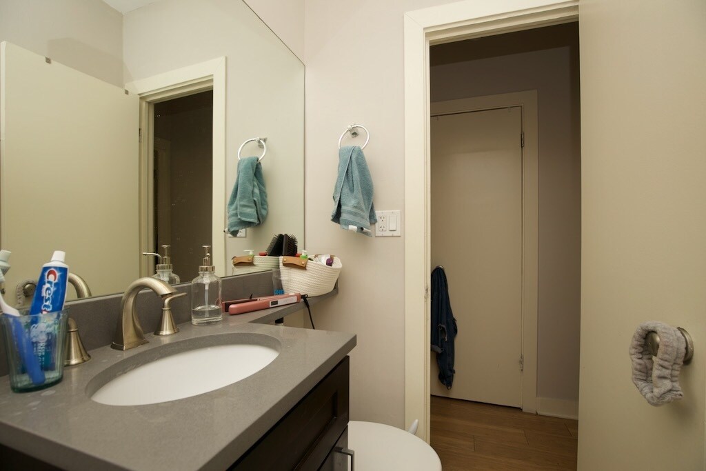 Building Photo - 511 W Belmont Ave