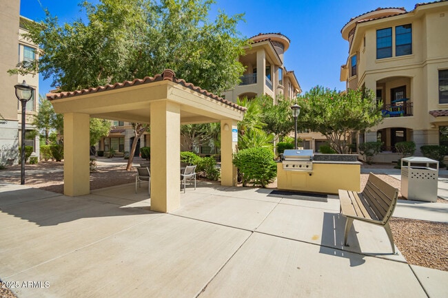 Building Photo - 7297 N Scottsdale Rd