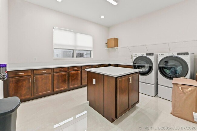 Building Photo - 15030 Wildwood Cir