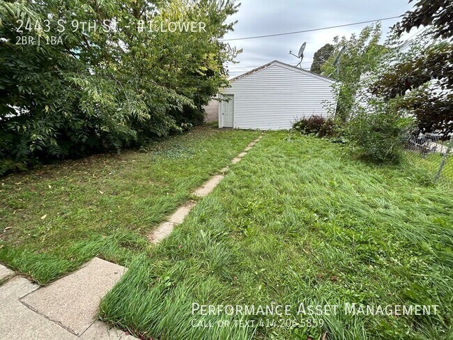 Building Photo - South Side 2 bed lower unit!