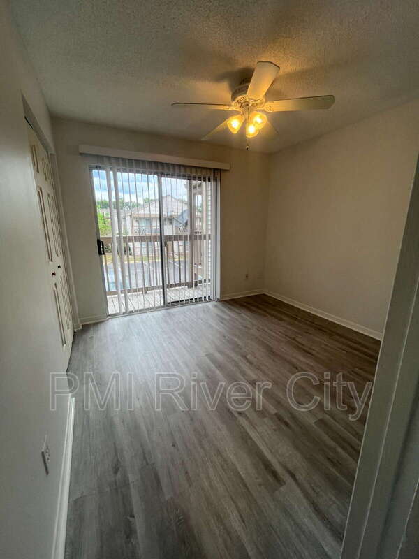 Building Photo - 2300 Twelve Oaks Dr