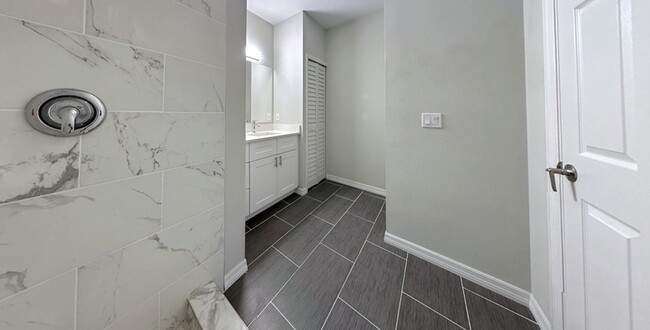 Building Photo - 4330 Tyler Cir N