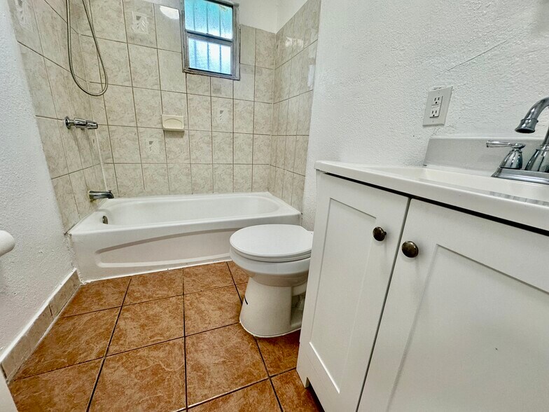 Building Photo - 6136 N Miami Ave