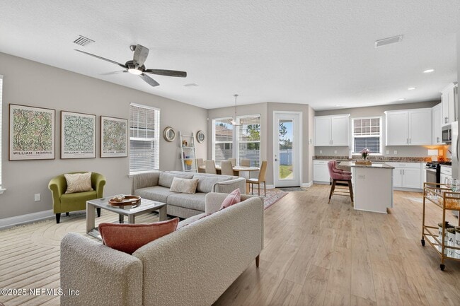 Building Photo - 244 Daydream Ave