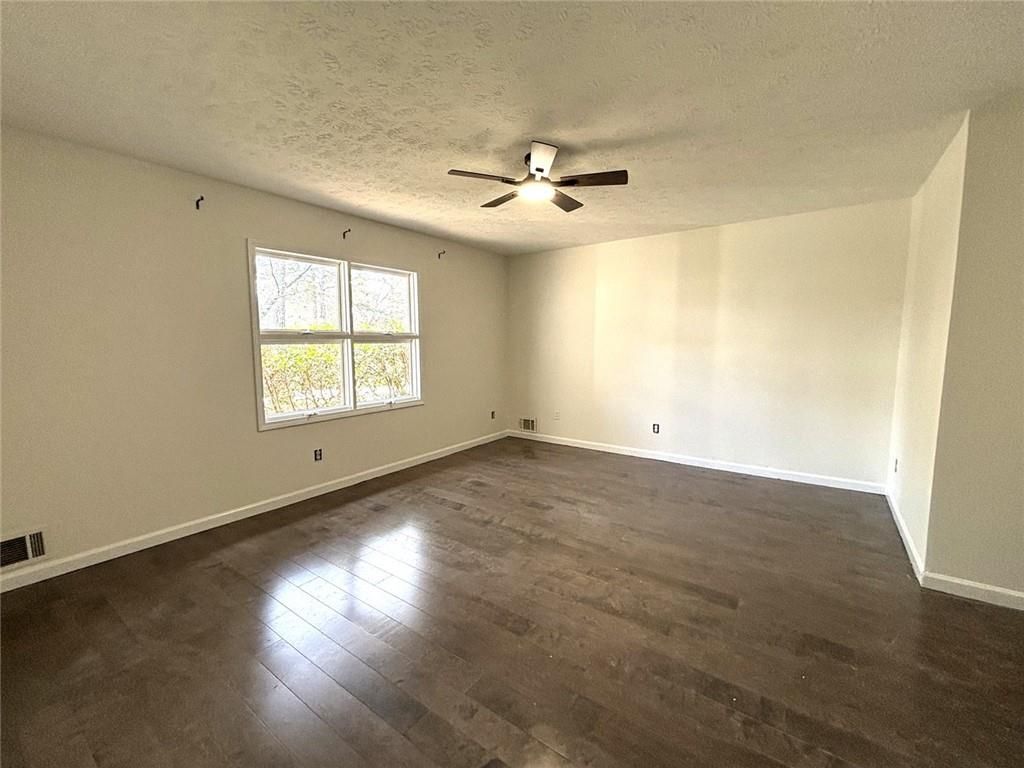 Building Photo - 2305 Eastgate Dr SW