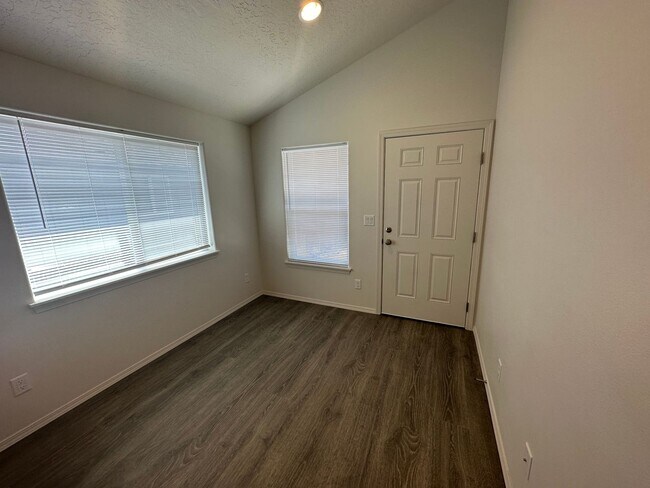 Building Photo - MIDTOWN Newer 2 Bdrm Cottage, 1 bath, Air Conditioning, Laundry Room, Large Patio, Off Street Par...
