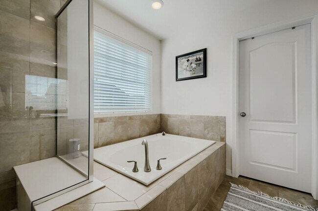Building Photo - 677 Sundance Cir