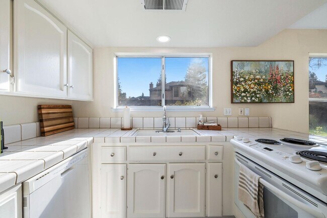 Building Photo - Stunning 4 Bedroom 2.5 bath in Woodward Park area!