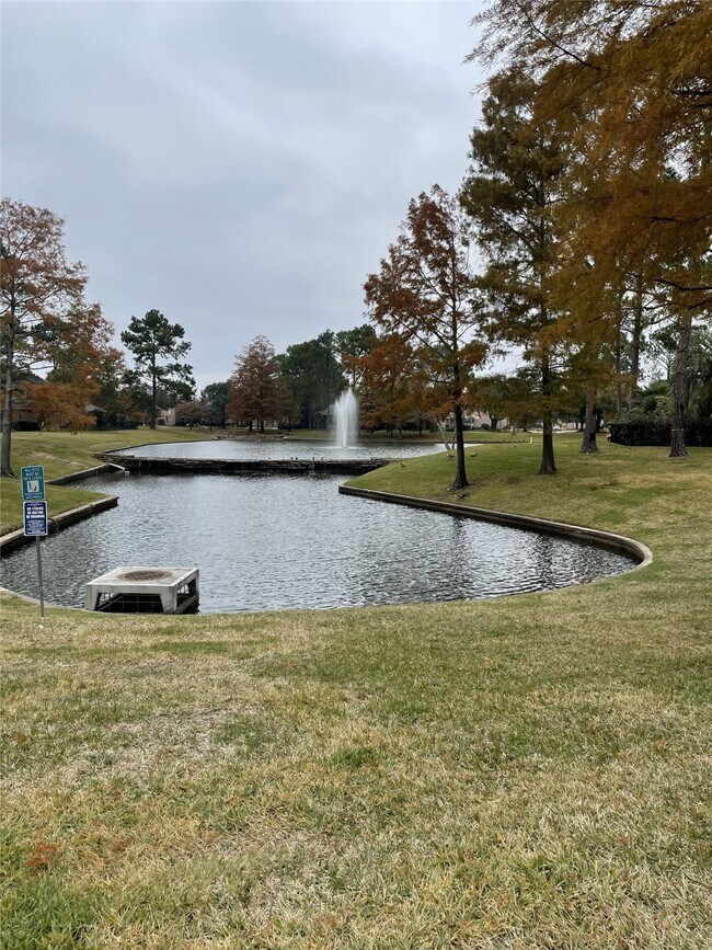 Building Photo - 5622 Lake Pl Dr