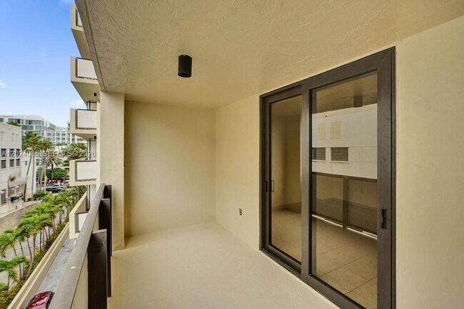 Building Photo - 1623 Collins Ave