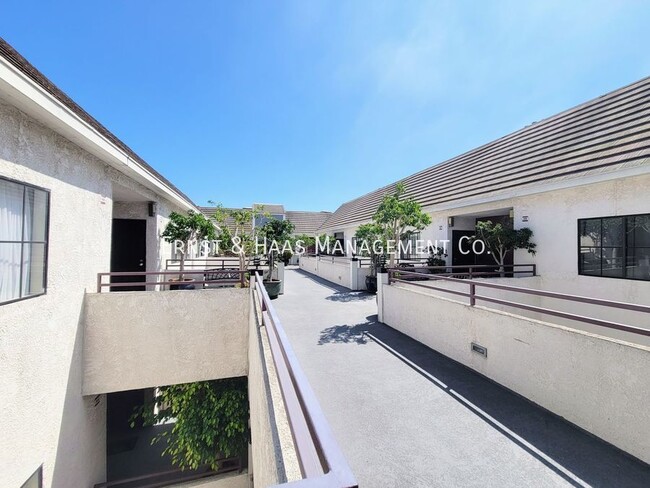 Building Photo - Beautiful and Modern 1 Bedroom + Loft Cond...