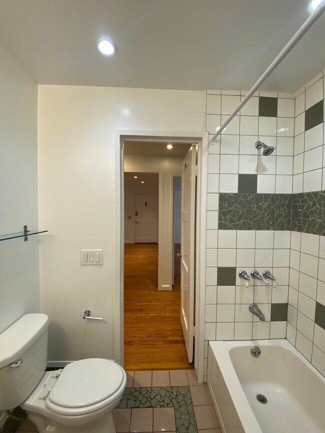 Building Photo - Long Beach: 4 bedroom 3 bath with Spacious...