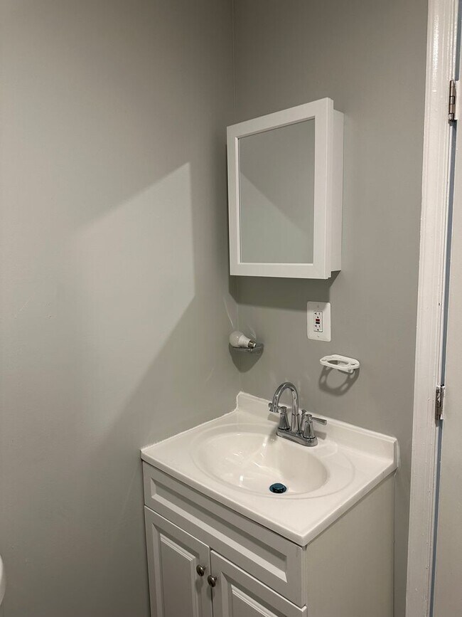 Building Photo - Spacious Home Available for Rent! W/D! Fro...