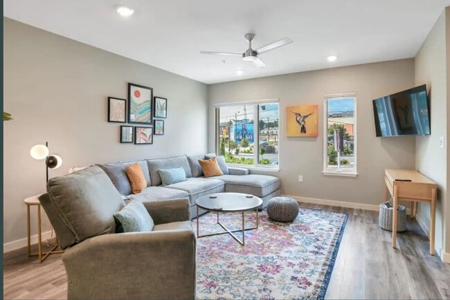Building Photo - Stunning Furnished Townhouse in the South ...