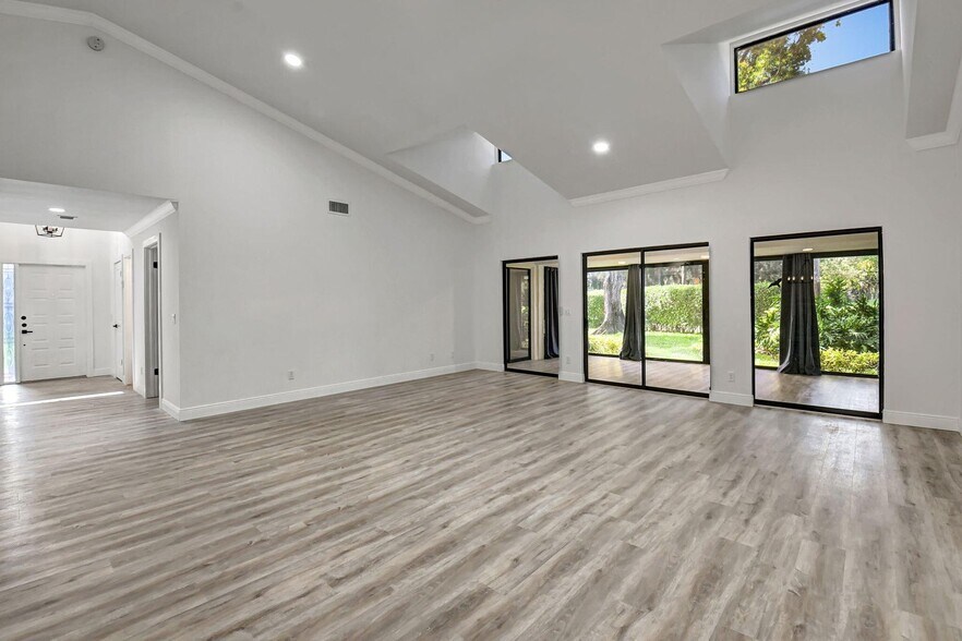 Building Photo - 4705 Fountains Dr S