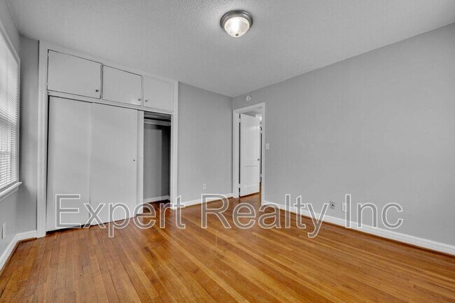 Building Photo - 920 Parkway Dr