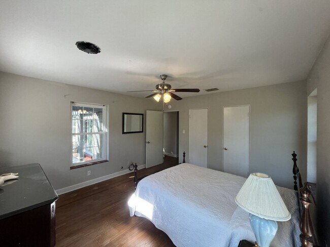 Building Photo - HOUSE AND BACK APARTMENT ON LARGE LOT!!