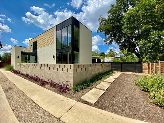 Building Photo - 1905 Riverview St