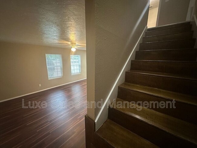 Building Photo - 6004 NW Expressway