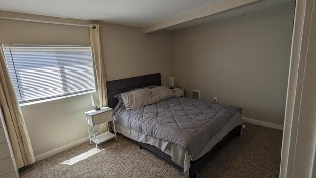 Building Photo - 1040 Howard St SE