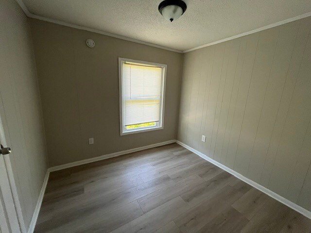 Building Photo - 2830 Village Green Dr