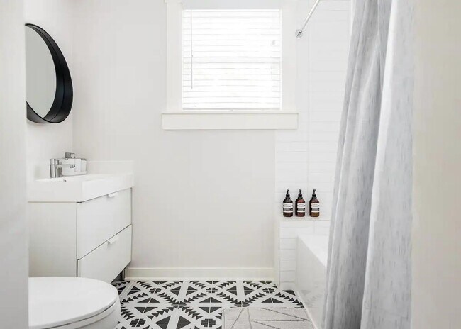 Building Photo - 114 Redan St