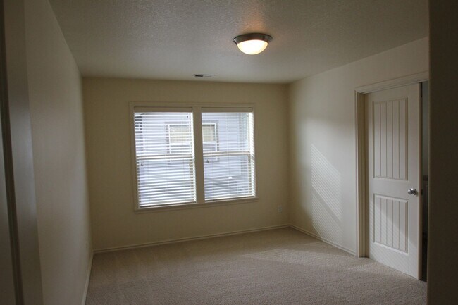 Building Photo - Progress Ridge end unit Townhome! Can't miss!